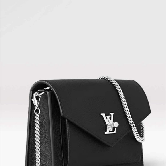 Elegant Black Shoulder Bag - Picture 3 of 4